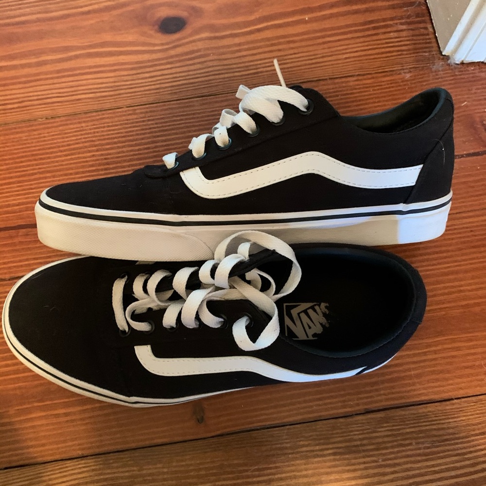 Women’s size 9 Vans in like new condition.
